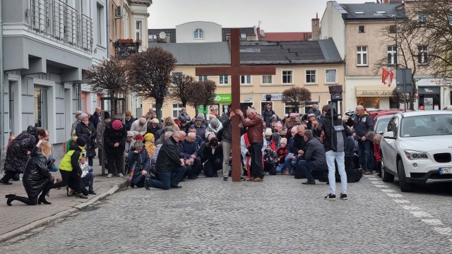 08.04.2022r. - Droga Krzyżowa Ulicami Miasta