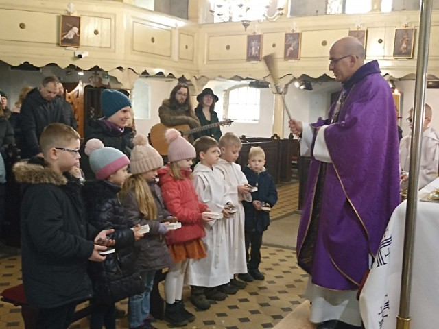11.03.2023 r. - Msza św. z poświęceniem świec, medalików, książeczek i różańców dla dzieci przygotowujących się do wczesnej Pierwszej Komunii Świętej