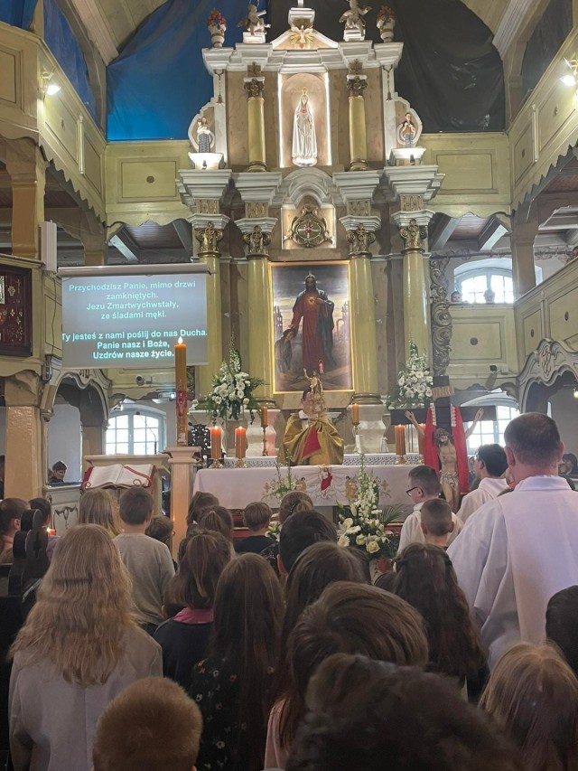 23.04.2023 r. - ODDANIE ŻYCIA PANU JEZUSOWI PRZEZ DZIECI PIERWSZOKOMUNIJNE