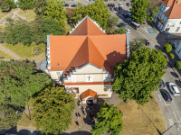 Kościół i okolica