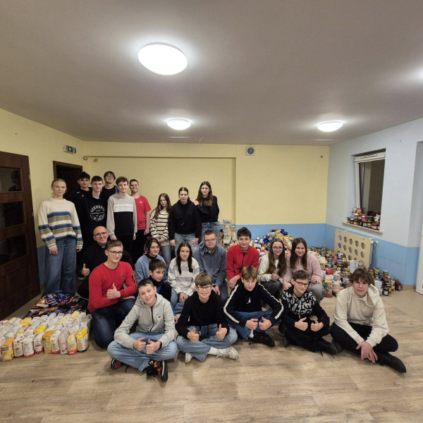 Młodzież pomagała przygotować paczki dla potrzebujących