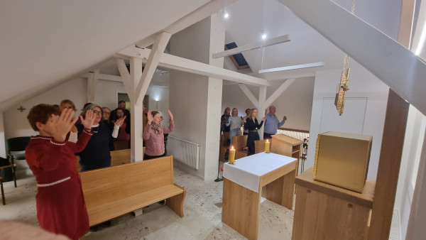 Adoracja Pana Jezusa we Wspólnocie Uwielbienie