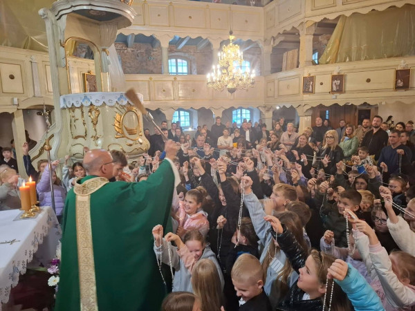 Poświęcenie różańców dzieci pierwszokomunijnych