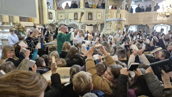 Poświęcenie książeczek dzieci pierwszokomunijnych