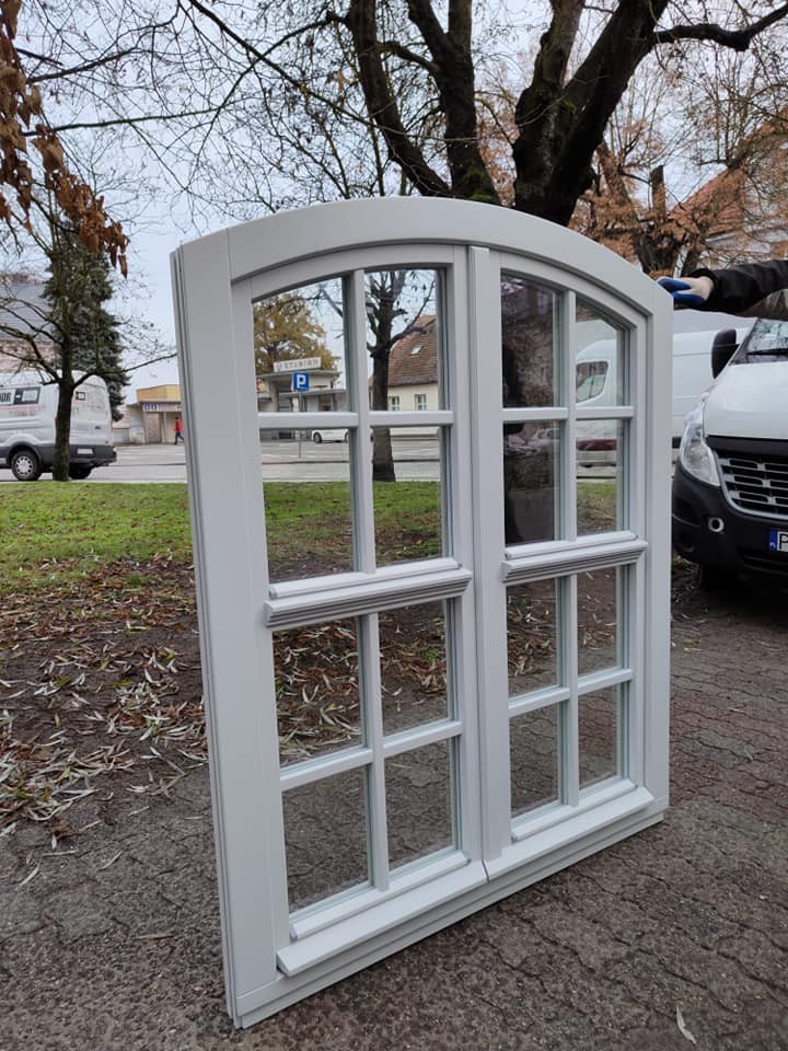 ZAMONTOWANO PIERWSZE NOWE OKNO W NASZEJ ŚWIĄTYNI