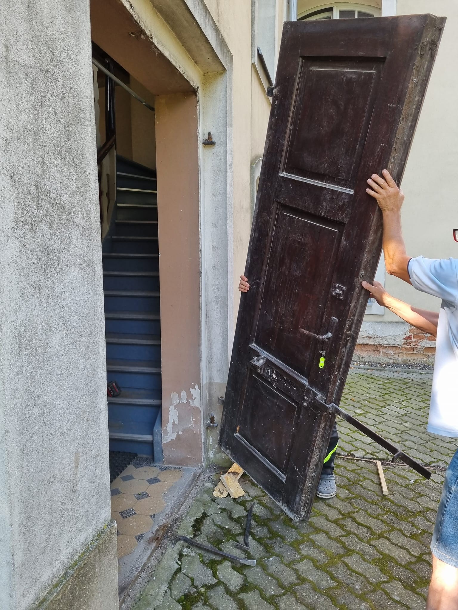 ROZPOCZĘŁA SIĘ RENOWACJA STOLARKI DRZWIOWEJ - SIERPIEŃ 2023 R.